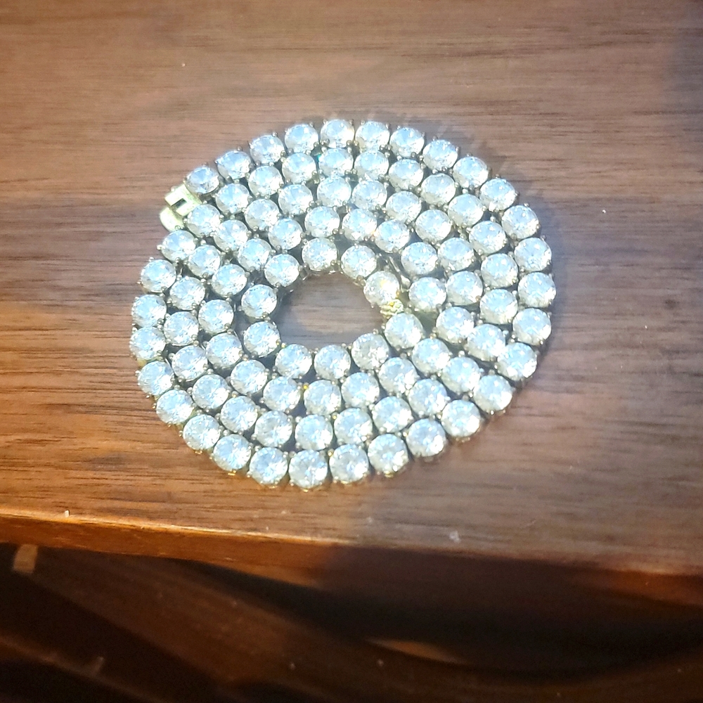 Gold chain w/ diamonds 💎